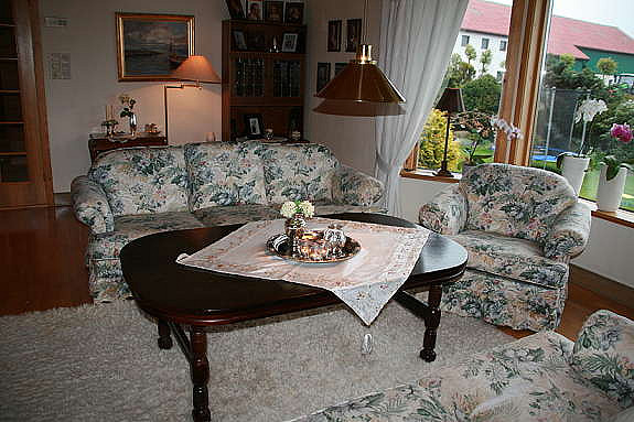 Hellegjerde sofa med en 3-seter, en 2-seter og 2 enkle stoler og mørkt salongbord